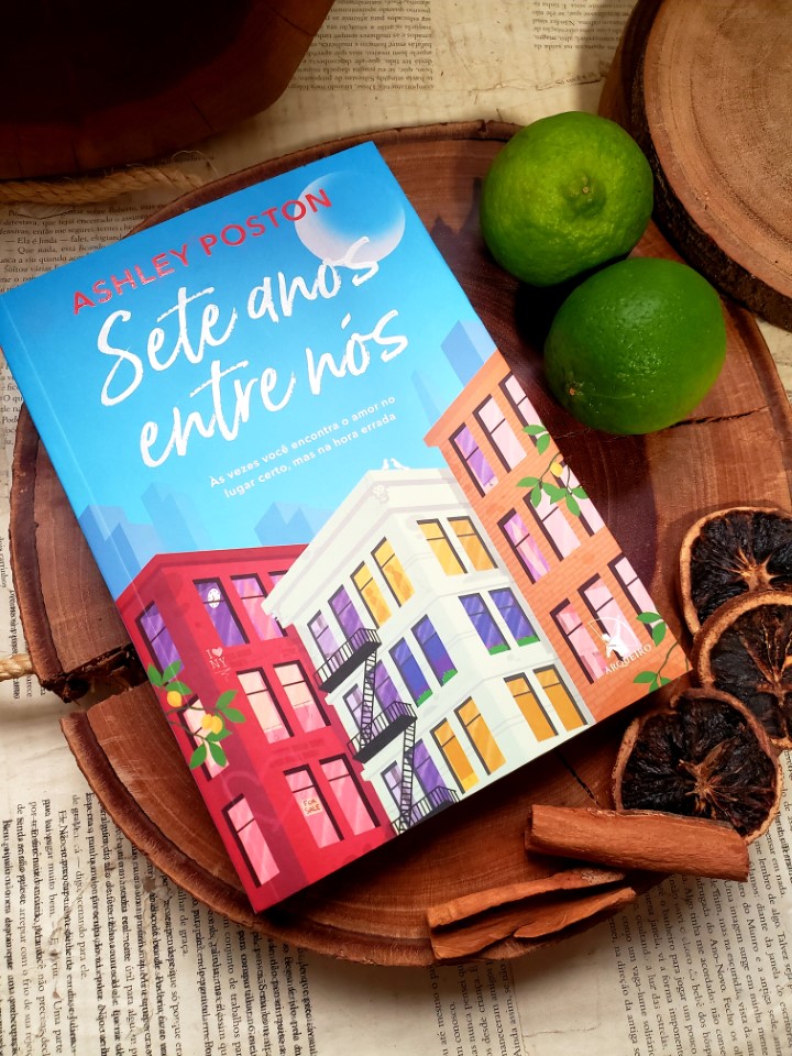 O livro Sete Anos Entre Nós fala sobre os fantasmas do luto, reencontrar a si mesmo e encontrar o amor não onde, mas quando menos se espera.
Foto por: Maisa do @porqueleio