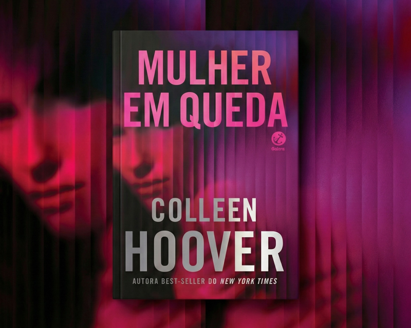 Capa do livro Mulher em Queda Colleen Hoover tons azuis e fragmentados.